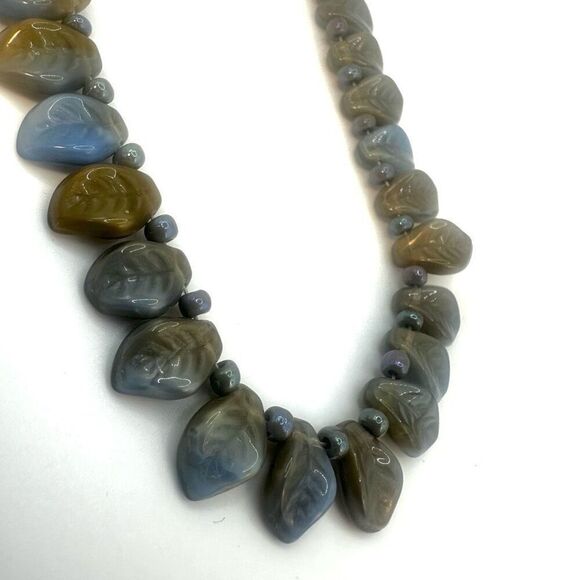 Blue beaded leaf choker necklace - Picture 9 of 11